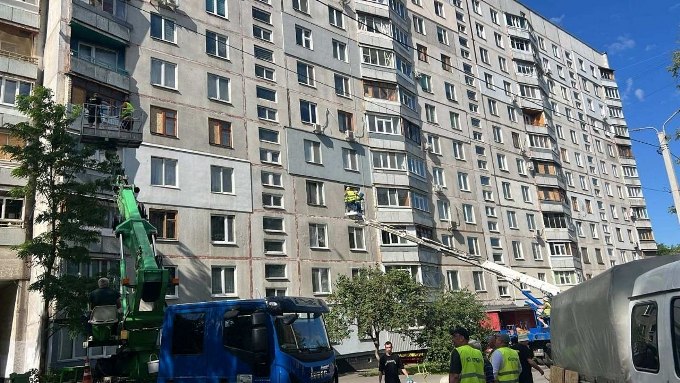 Новини Харкова: відновлюють будинок після удару дрона